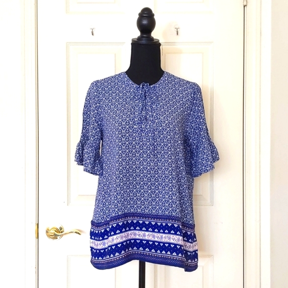 NWOT. Old Navy 100% Rayon Blue Patterned Front Design/Ruffle Short Sleeve Blouse - Picture 1 of 4
